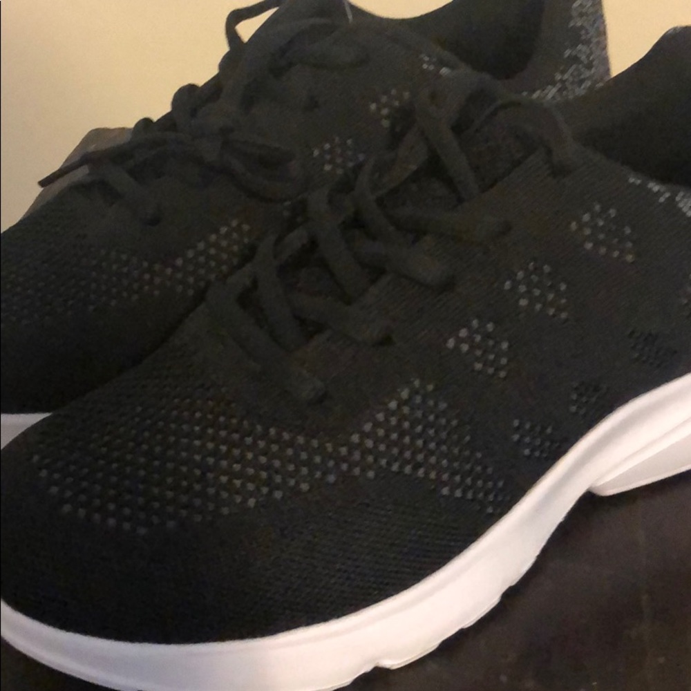 NWT Men’s super nice sneakers